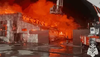 Полностью сгорел двухэтажный склад на бывшей заводской территории в Воронеже