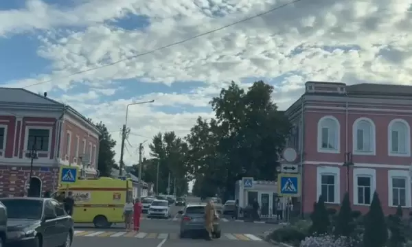 В Воронежской области 12-летний подросток на электросамокате попал под колеса KIA