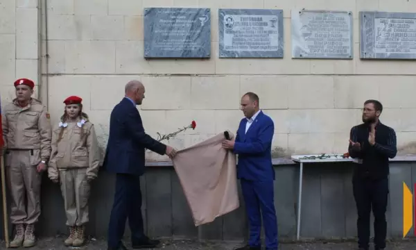 В хохольском поселке Орловка открыли мемориальную табличку заслуженному врачу РФ