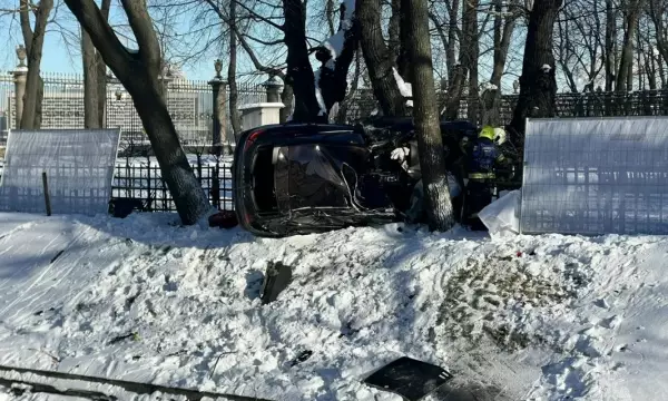 Главное за ночь. 18-летний лихач на Porsche пробил ограду Летнего сада, а учитель-педофил занимался сексом со школьницами в шкафу