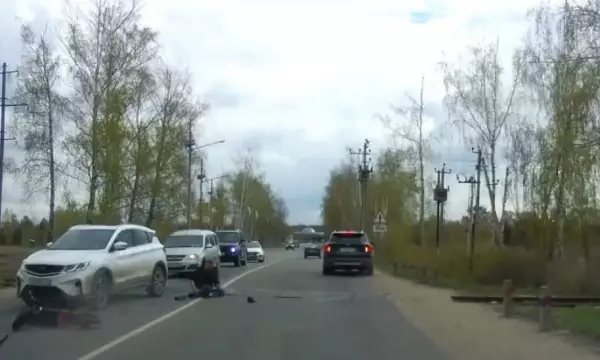 Под Воронежем мотоциклист врезался в две машины: видео