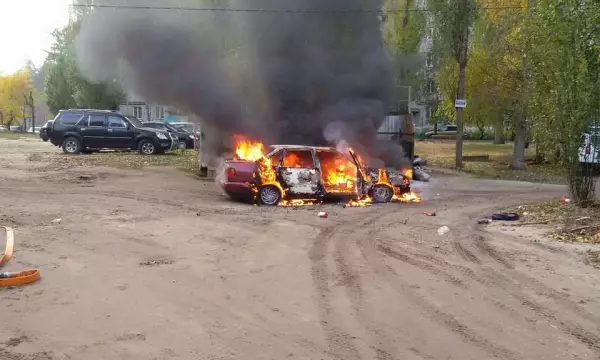 Элитный автомобиль сгорел дотла на воронежской улице