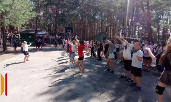 В Богучаре полицейские и общественники провели зарядку в детском лагере