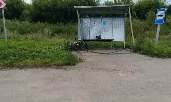 В Воронежской области мужчина на мопеде врезался в остановку и погиб