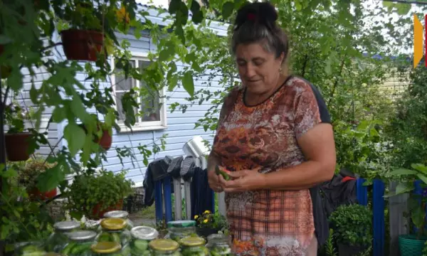 &laquo;Откроют баночку огурчиков &ndash; и дом вспомнят&raquo;: жительница воробьевского села отправляет на СВО соленья со своего огорода