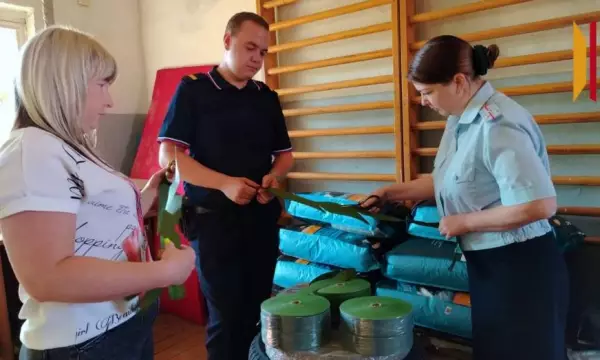 В Воробьевском районе полицейские начали плести масксети для бойцов СВО