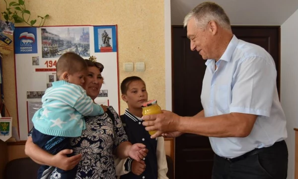 Поворинский пчеловод передал мед многодетным семьям