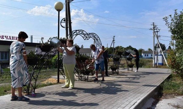 В центре аннинского села Садовое установили цветочные подставки и скамейку для влюбленных