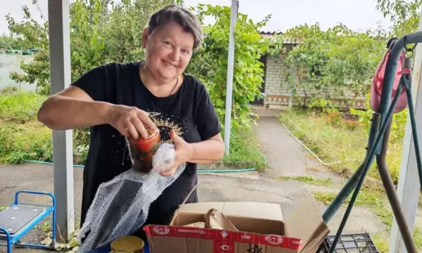 Жительница борисоглебского села Танцырей передала бойцам СВО тушенку и выпечку