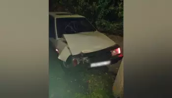 Под Воронежем пьяный водитель &laquo;девятки&raquo; врезался в столб: пострадала 25-летняя девушка