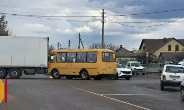 В Воронежской области школьный автобус врезался в фуру