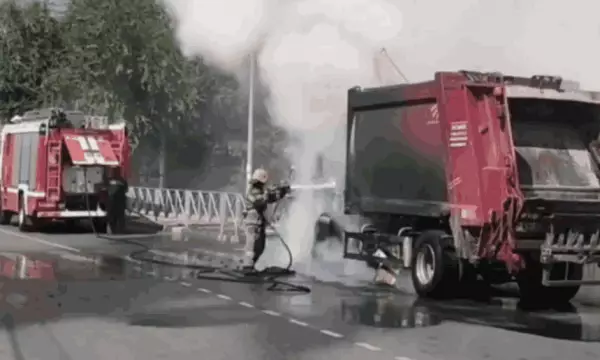 Мусоровоз сгорел в жаркий день на проспекте Патриотов в Воронеже