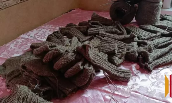 Волонтеры из таловского поселка Майский связали для бойцов СВО носки
