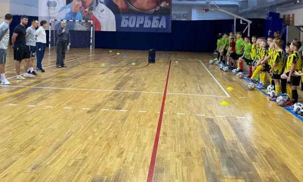 Профессиональные тренеры и игроки провели занятие с юными богучарскими футболистами