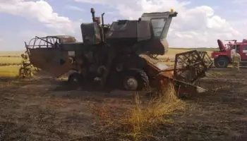 Комбайн вспыхнул посреди поля в Воронежской области