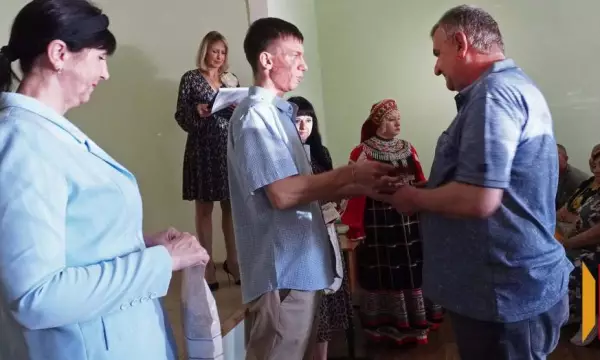 В Бутурлиновке незрячих и слабовидящих людей наградили юбилейными медалями