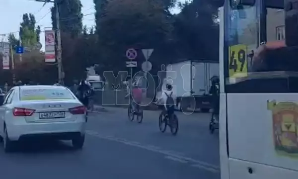 Банда малолетних спортсменов захватила выделенку на Московском проспекте (ВИДЕО)