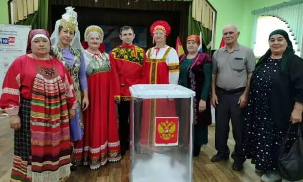 В Поворинском районе члены УИК встретили избирателей в народных костюмах