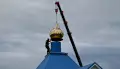 В селе Каширское на храме-часовне установили купол и крест
