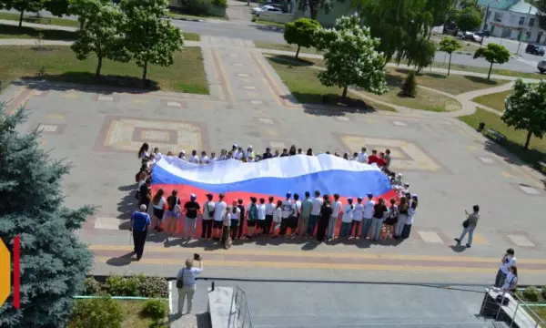 В Лисках в преддверии Дня России активисты развернули 10-метровый триколор