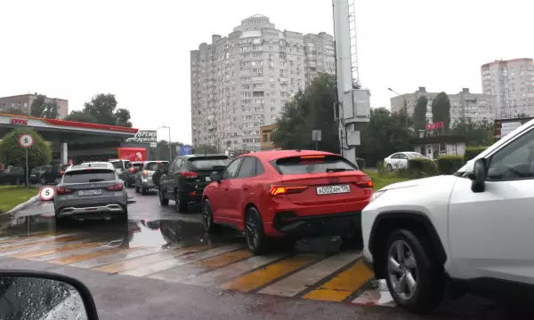Главное за ночь. В Воронежской области и некоторых регионах ситуация с ГСМ остаётся сложной, зато нефтепродукты нашлись на российском пляже.