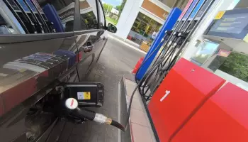 Ограничения на продажу бензина начали отменять в России