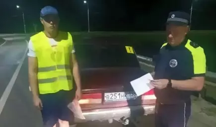 Воронежские полицейские помогли 20-летнему водителю ВАЗ заменить колесо ночью