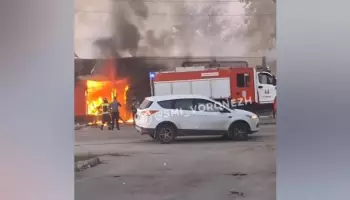 В Новой Усмани Воронежской области утром 18 октября загорелся торговый центр