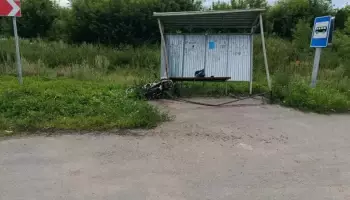 В Воронежской области мужчина на мопеде врезался в остановку и погиб