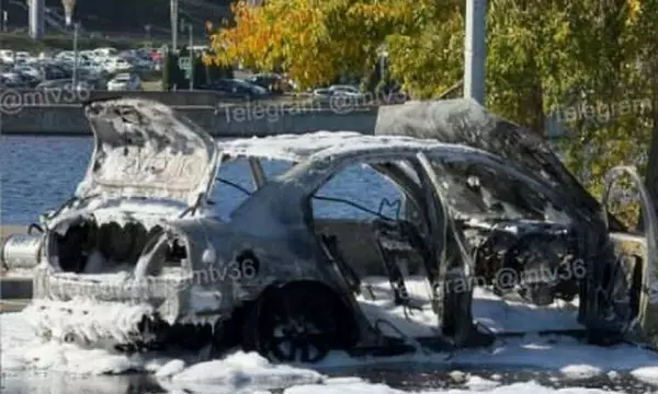 На дамбе Чернавского моста в Воронеже автомобиль выгорел дотла