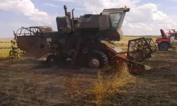 В Воронежской области в поле у хутора Новая Сотня 3 августа загорелся комбайн