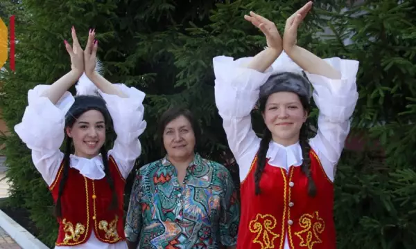 С любовью к деталям: жительница лискинского села Высокое сшила казахские национальные костюмы
