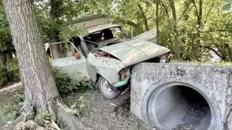 В воронежском поселке Централь &laquo;ИЖ&raquo; врезался в бетонный водосток: пострадали 3 человека