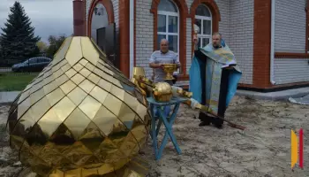В селе Каширское освятили купол и крест для храма-часовни