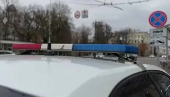 В Воронеже мусоровоз провалился под асфальт во дворе на улице Хользунова
