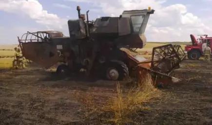 В Воронежской области в поле у хутора Новая Сотня 3 августа загорелся комбайн