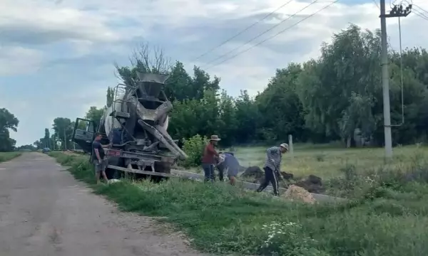 В таловском селе Никольское проложили тротуар на оживленной улице