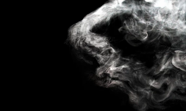 Едким дымом из-за горящего торфяного болота заволокло воронежское село