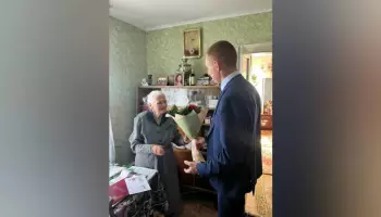 Глава администрации Богучара поздравил с юбилеем одну из старейших жительниц города