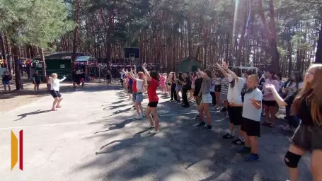 В Богучаре полицейские и общественники провели зарядку в детском лагере