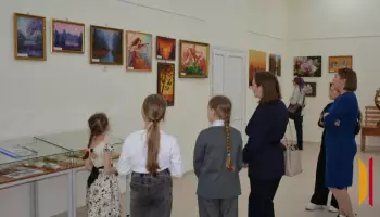 Аннинцев пригласили на выставку картин юных художников и их педагога