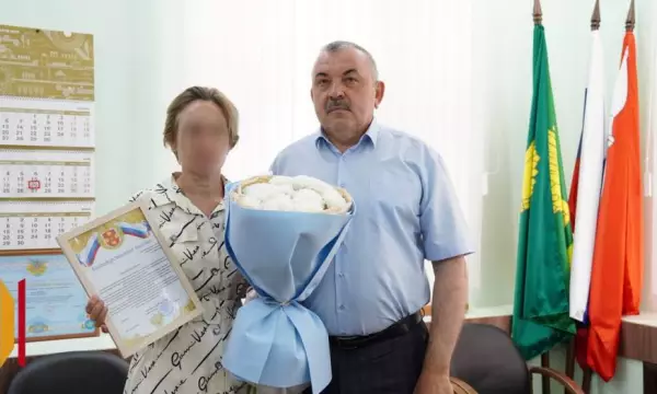 В Острогожске жене участника спецоперации передали благодарственное письмо