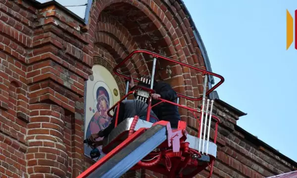 В верхнемамонском селе Осетровка прихожане украсили иконами храм