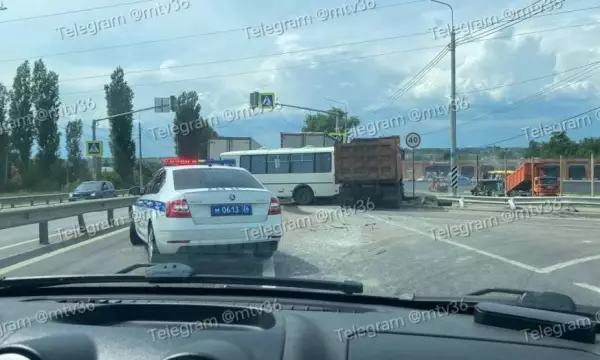 Под Воронежем столкнулись фуры и рейсовый автобус