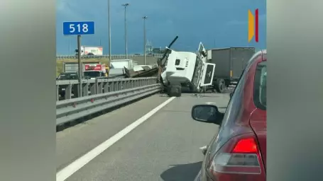 Под Воронежем МАЗ врезался в отбойник и развалился на части