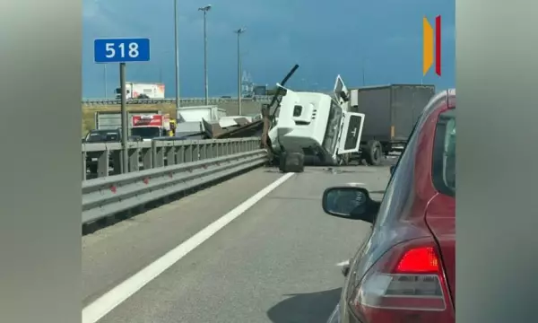 Под Воронежем МАЗ врезался в отбойник и развалился на части