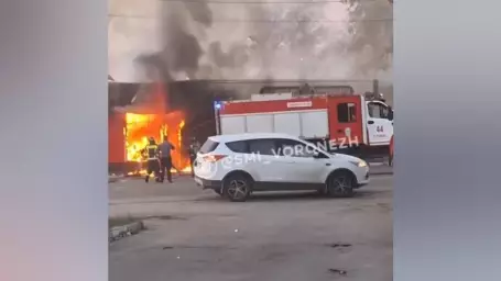 В Новой Усмани Воронежской области утром 18 октября загорелся торговый центр