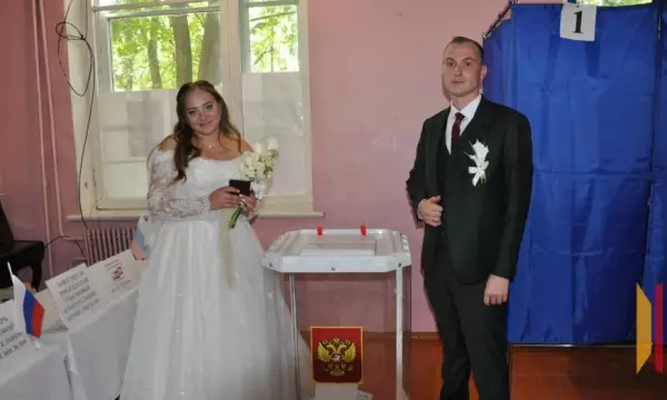 Молодожены из Бутурлиновки посетили избирательный участок