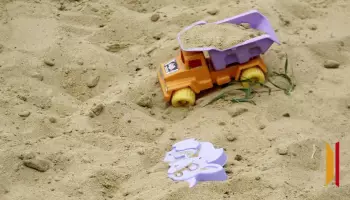 В Поворино Воронежской области ребенок упал с оборвавшихся качелей и получил открытый перелом