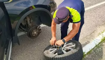 В Воронежской области полицейские помогли семье с 2 детьми починить машину с 2 пробитыми колесами